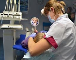 Lonneke controleert kind
