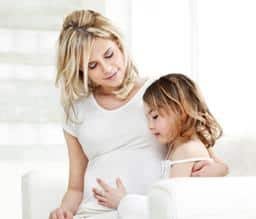 Zwangere vrouw met kind