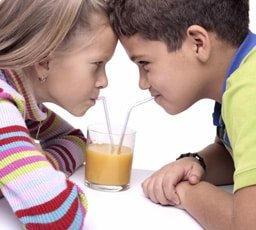 kinderen drinken sap