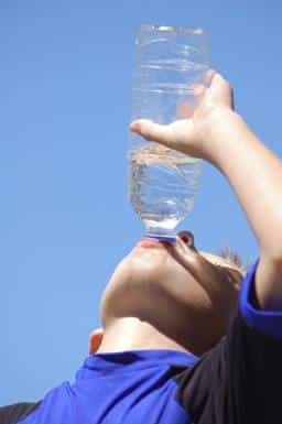 Water drinken uit fles